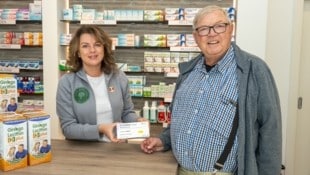 Günther Waldmann (77) muss auf ein Ersatzmedikament umsteigen, das Apothekerin Susanne Sokoll-Seebacher aus Pinsdorf für ihn organisierte. (Bild: © Haijes)