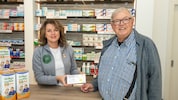 Günther Waldmann (77) muss auf ein Ersatzmedikament umsteigen, das Apothekerin Susanne ...