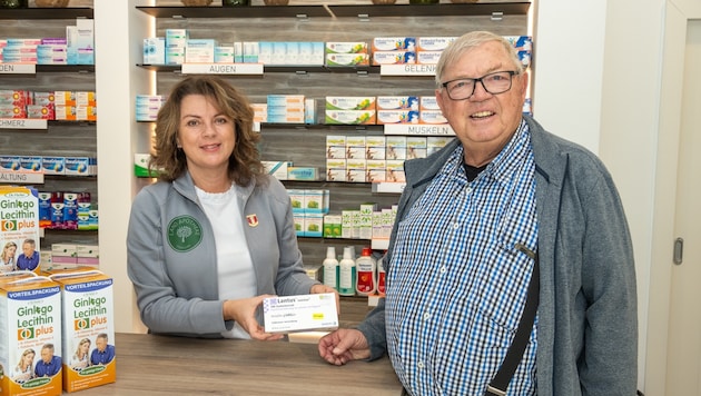 Günther Waldmann (77) muss auf ein Ersatzmedikament umsteigen, das Apothekerin Susanne Sokoll-Seebacher aus Pinsdorf für ihn organisierte. (Bild: © Haijes)