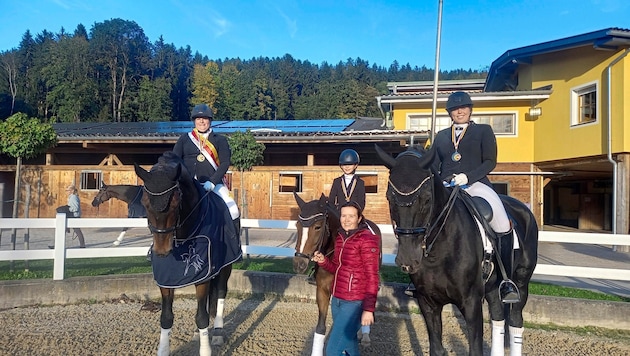 Landesmeisterin in Dressur Klasse M Christina Arl auf Relaxe, Vizemeisterin Georgina Egarter (9) auf Darkota, Julia Pucher und Vizemeisterin Barbara Glanzer mit Sir Ludwig nach der Siegerehrung am Stücklerhof.  (Bild: Gerlinde Schager)