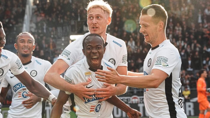 Malick Yalcouye (f.) was hugged by Wüthrich substitute Niklas Geyrhofer (h.) after his first ...