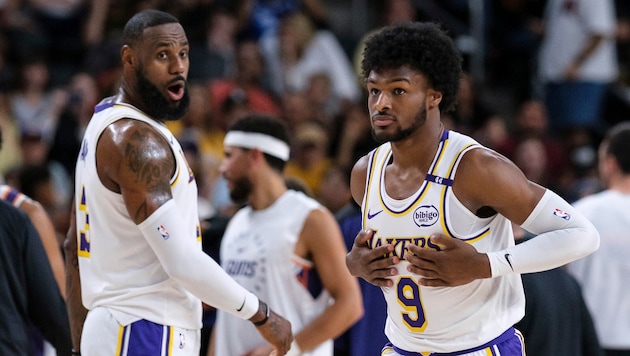 Legend LeBron James with son Bronny (Bild: AP)