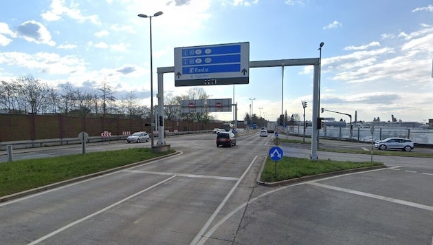 Bei der Einfahrt zum Einkaufszentrum Murpark in Graz kollidierten am Montag zwei Autos. (Bild: Google Street View)