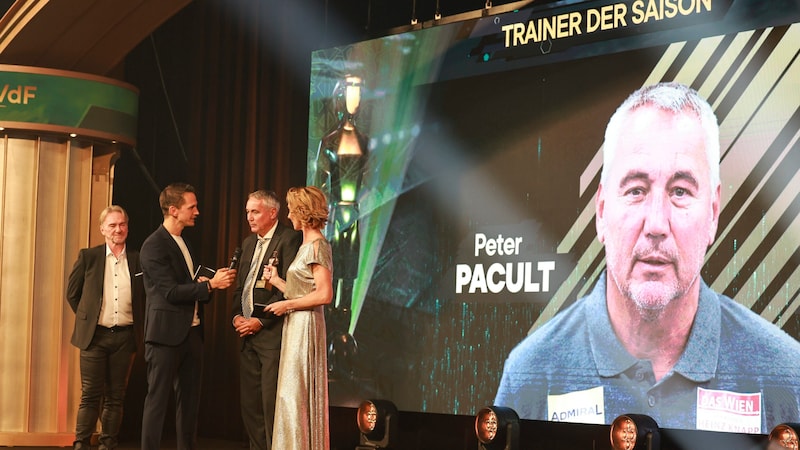 Peter Pacult was the coach of the season. (Bild: GEPA)