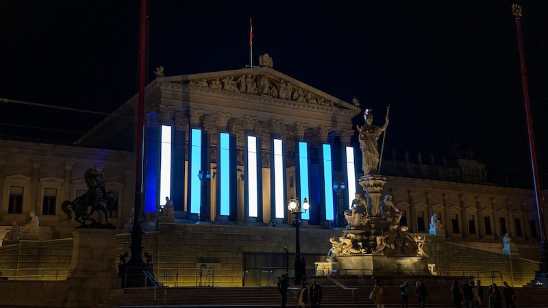 Der Nationalrat wurde in den Farben der israelischen Flagge bestrahlt. (Bild: APA/GEORG HOCHMUTH)