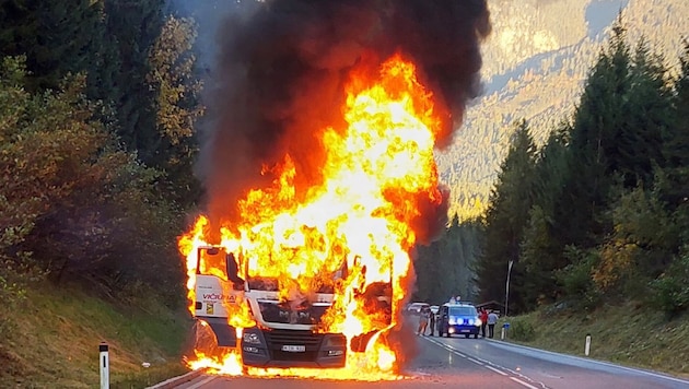 The truck was engulfed in flames. (Bild: TEAM FOTOKERSCHI / FF GOSAU)