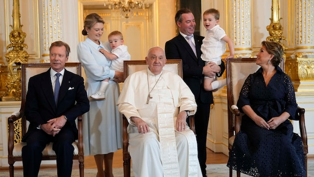 Luxembourg's Grand Duke Henri (far left) wants to step down and hand over more responsibility to his son Guillaume (right). He does not yet want to reveal when the change of throne will take place. (Bild: APA/AP Photo/Andrew Medichini)