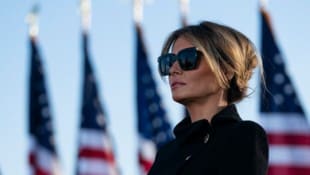 Gleich zum Start in Richtung neuer Amtszeit ließ Melania ihren Ehemann Donald Trump alleine. (Bild: AFP)