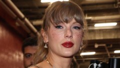 Taylor Swift funkelte beim Spiel ihres Liebsten Travis Kelce ... (Bild: APA Pool/Getty Images via AFP/GETTY IMAGES/JAMIE SQUIRE)