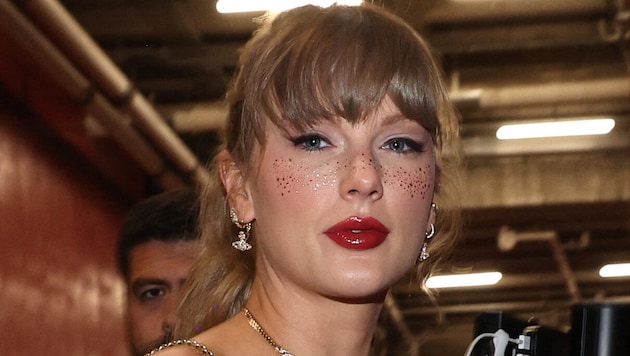 Taylor Swift sparkled at her beau Travis Kelce's game ... (Bild: APA Pool/Getty Images via AFP/GETTY IMAGES/JAMIE SQUIRE)