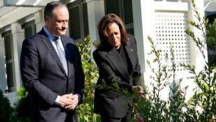 Nach FBI-Schätzungen hat etwa jeder vierte US-Amerikaner (geschlechterübergreifend) eine Schusswaffe, das sind 81 Millionen Waffenbesitzer. Kamala Harris ist eine von ihnen. Im Bild: Harris mit „Second Gentleman“ Doug Emhoff (Bild: AP)