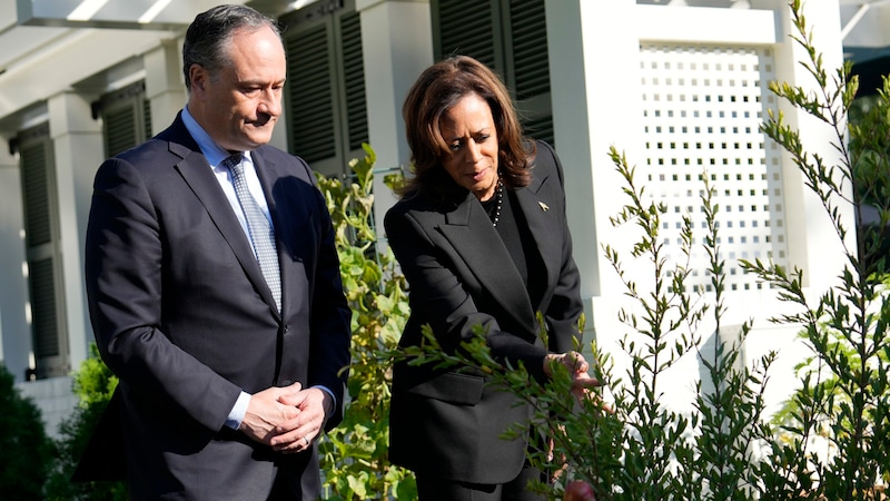 Nach FBI-Schätzungen hat etwa jeder vierte US-Amerikaner (geschlechterübergreifend) eine Schusswaffe, das sind 81 Millionen Waffenbesitzer. Kamala Harris ist eine von ihnen. Im Bild: Harris mit „Second Gentleman“ Doug Emhoff (Bild: AP)