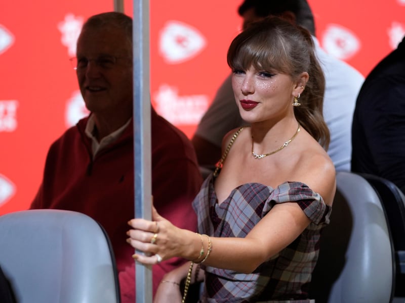 Taylor Swift coordinated her manicure, jewelry and facial glitter. (Bild: AP ( via APA) Austria Presse Agentur/Charlie Riedel)