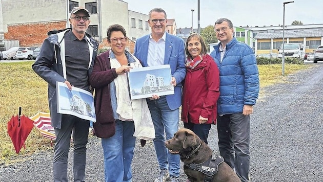 Architekt Martin Schwartz, Pfarrerin Sieglinde Pfänder, OSG-Obmann Alfred Kollar, Regina Pongracz und Kurator Herwig Wallner von der Evangelischen Muttergemeinde. (Bild: Carina Fenz)