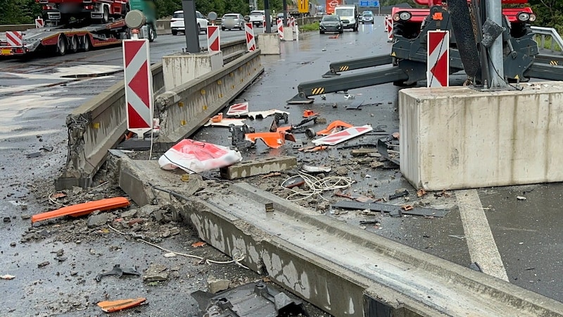 There was also an accident on the A12 near Wörgl in the summer in which the lane divider was hit and demolished. (Bild: ZOOM Tirol/Krone KREATIV)