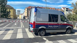 Gespenstische Stimmung rund um das Grazer Kepler-Gymnasium. Die Polizei hat das Gebiet weiträumig abgesperrt. (Bild: Christian Jauschowetz)