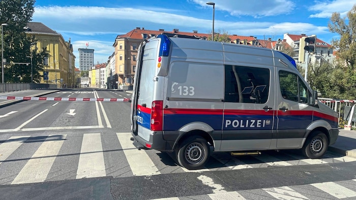 Die Schulen in der Keplerstraße (links hinten) wurden sofort nach Einlangen der Bombendrohung ...