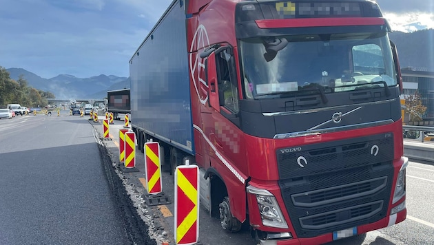 The Italian's demolished truck. (Bild: ZOOM Tirol)