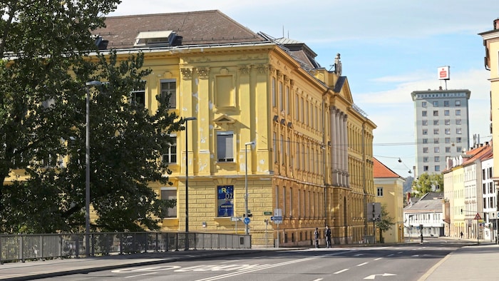 Gespenstische Stimmung in Graz-Lend. Die Polizei hat das Gebiet um die Keplerstraße weiträumig ...
