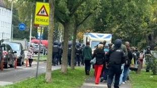 Die Schüler und Lehrer wurden evakuiert. (Bild: Team Fotokerschi/Hofer)