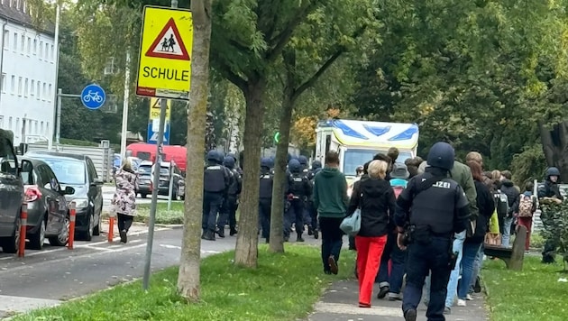 Die Schüler und Lehrer wurden evakuiert. (Bild: Team Fotokerschi/Hofer)