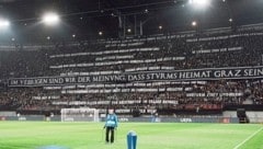 Die Sturm-Fans machten beim Champions-League-Match gegen Brügge auf ziemlich klare Weise ihren Unmut über die endlose Stadion-Diskussion in Graz Luft. (Bild: Pail Sepp/Sepp Pail)