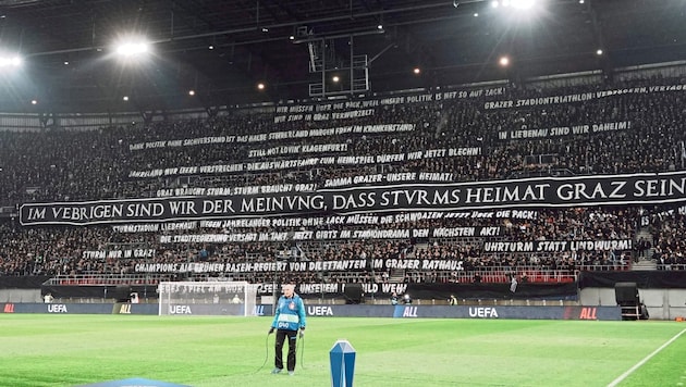 At the Champions League match against Bruges, the Sturm fans made their displeasure at the endless stadium discussion in Graz quite clear. (Bild: Pail Sepp/Sepp Pail)