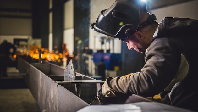 Wages and salaries for employees in the metal industry are rising sharply - but with two caveats. (Bild: Krone KREATIV/stock.adobe.com/KerkezPhotography.com)