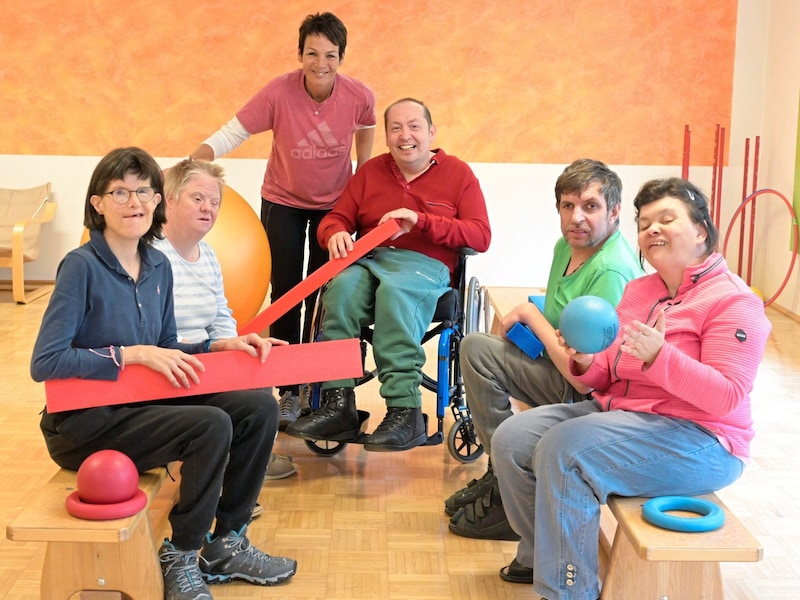 The weekly sports session with Vergari means a lot to the people at Lebenshilfe Spittal: "They always look forward to it!" (Bild: Evelyn Hronek)