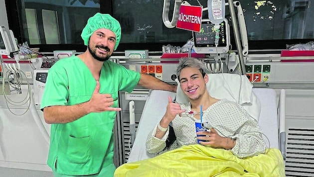 Benny Wizani with physiotherapist Jakob Wallentin after the operation with Dr. Christian Fink in Hochrum. (Bild: Zur Verfügung gestellt)