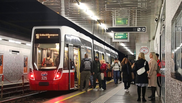 Cameras, barrier-free emergency call and increased staff deployment: the Eichenstraße station in the 5th district is the first to be converted. (Bild: Jöchl Martin)