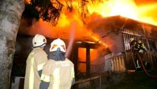 Bei dem Vollbrand konnte auch die Feuerwehr nicht mehr viel ausrichten. (Bild: Mathis Fotografie)