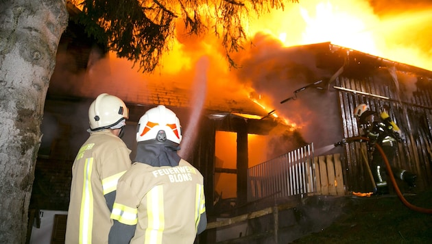 Bei dem Vollbrand konnte auch die Feuerwehr nicht mehr viel ausrichten. (Bild: Mathis Fotografie)