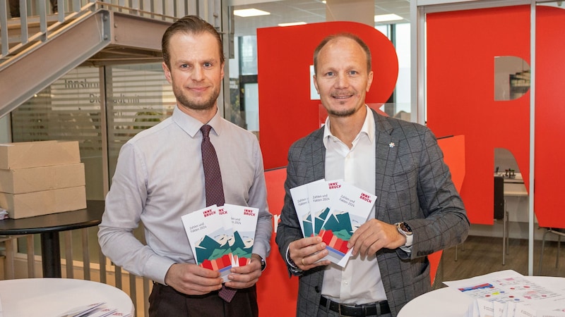 Mayor Johannes Anzengruber (right) and Chief Executive Mathias Behmann present the new statistics brochure. (Bild: IKM/Bär)