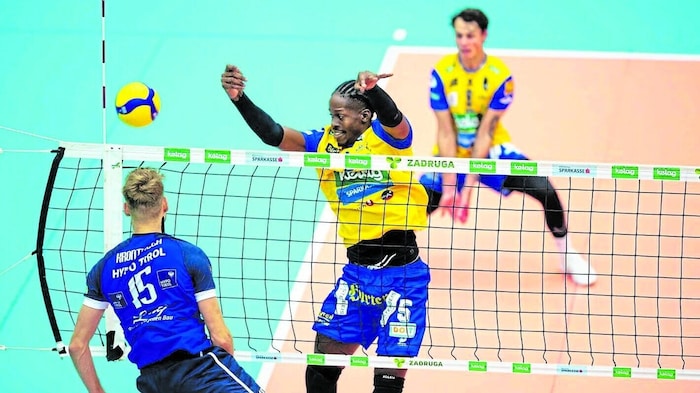 Aich's Santana (center) impressed against Waldviertel with 26 points.