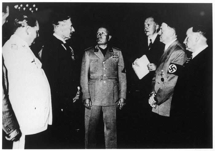 Weitere Unterzeichner des Abkommens: Neville Chamberland, Großbritannien (2.v.l.) und Eduard ...