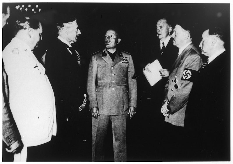 Weitere Unterzeichner des Abkommens: Neville Chamberland, Großbritannien (2.v.l.) und Eduard Daladier, Frankreich (ganz rechts.). Auch auf dem Bild: Herrmann Göring (ganz links), Benito Mussolini (Mitte) und Adolf Hitler (2.v.re.) (Bild: WEIMA / Mary Evans / picturedesk.com)