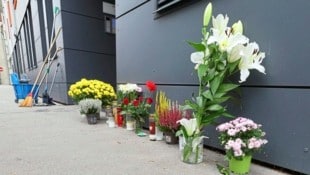 Blumen und Kerzen am Tatort in der Hernalser Balderichgasse. (Bild: Zwefo)