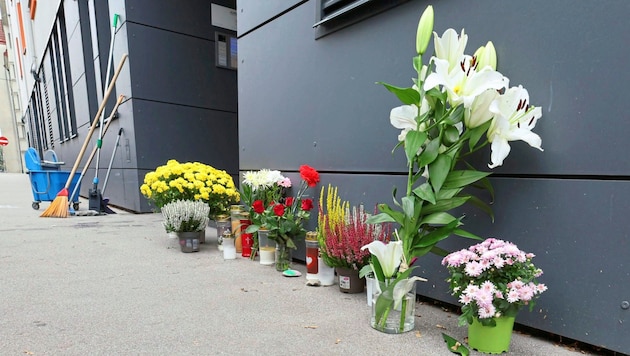 Blumen und Kerzen am Tatort in der Hernalser Balderichgasse. (Bild: Zwefo)