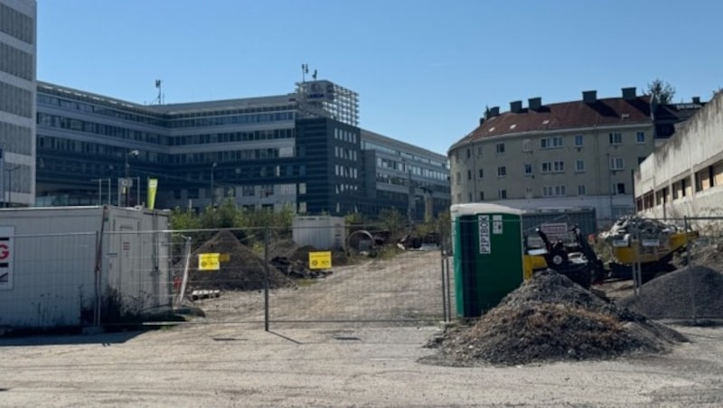 Am Areal der ehemaligen „Eierspeisburg“ wird der Bau eines Wohn- und Bürokomplexes wohl noch länger dauern. (Bild: Thomas Werth)