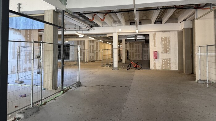 Im Inneren des Neugebäudeplatzes herrscht noch Baustelle. Man will alles auf einmal ausbauen, ...