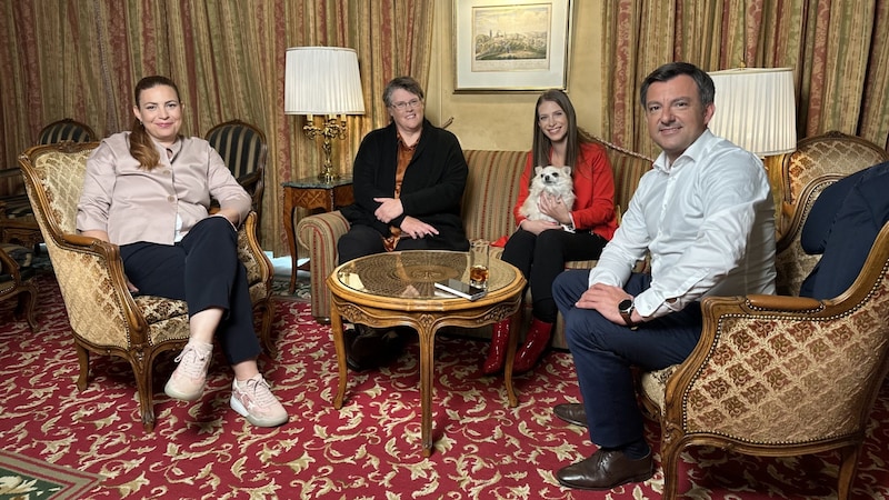 Nina Tomaselli, Sonja Schlingensiepen, Tanja Pfaffeneder mit „El Chapo“ und Martin Staudinger (von links nach rechts) (Bild: krone.tv)