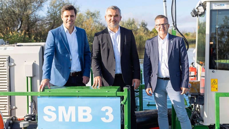 Gebhardt, Dorner und der Bürgermeister von Oggau, Thomas Schmid (re.), beim Start der Arbeiten am See. (Bild: LMS)