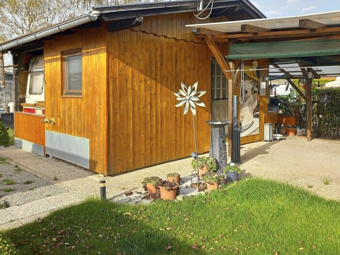 Stein des Anstoßes für den Streit zwischen Campern und der Gemeinde sind diese „illegal“ errichteten Vorbauten.