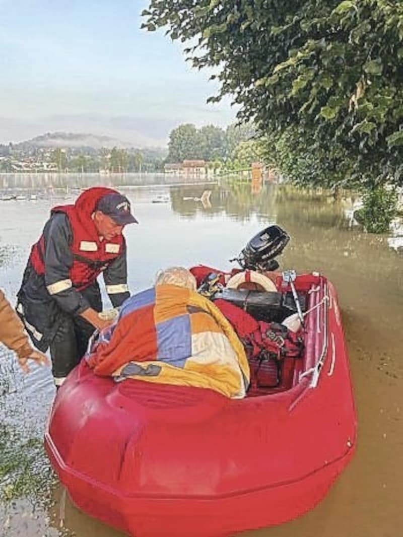 Dramatische Szenen haben sich in der Nacht auf 9. Juni am Burger Stausee abgespielt. Einige Camper mussten sogar mit Feuerwehr-Booten vor den Wassermassen gerettet werden. (Bild: Bezirksfeuerwehrkommando Oberwart)