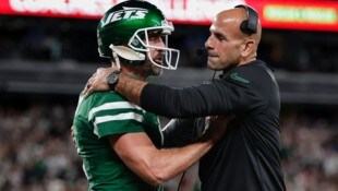 Robert Saleh (r.) und Aaron Rodgers (Bild: AP)