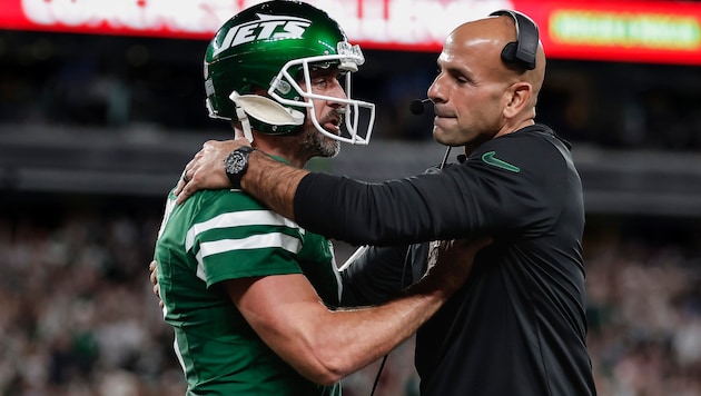 Robert Saleh (r.) und Aaron Rodgers (Bild: AP)