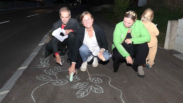 Green protest: Action with street chalk and "party slips" in Forchtenstein. (Bild: Reinhard Judt)