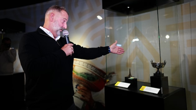 Thomas Muster's cups raise more than 240,000 euros for a good cause. (Bild: APA/EVA MANHART)