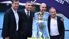 Txiki Begiristain (re.), langjähriger Weggefärhte von Pep Guardiola (2. von re.), wird Manchester City verlassen. (Bild: AFP/Oli SCARFF)